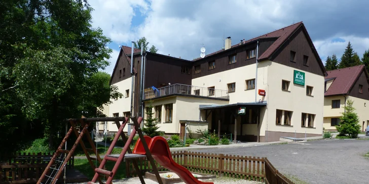 Dovolená v přírodě Jizerek pro dva i rodinu: polopenze, wellness i bazén
