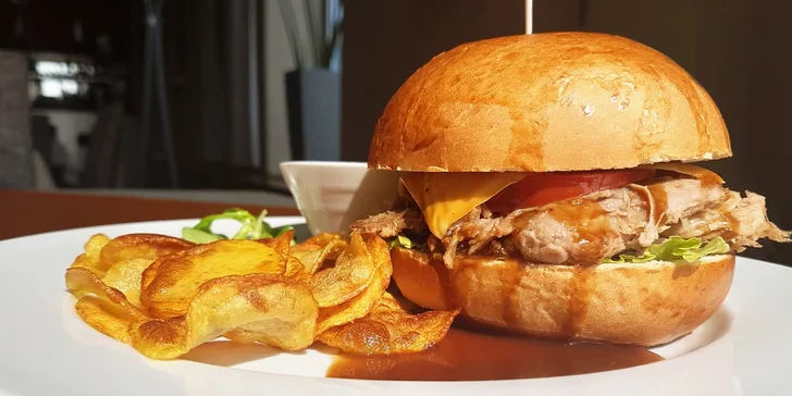 3chodové menu pro 2 v Lions: carpaccio, burger i čokoládový fondant