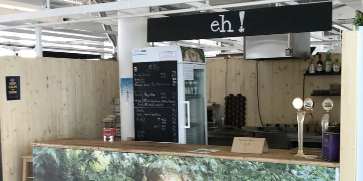 Kanadská specialita poutine: hranolky s omáčkou posypané sýrem + nápoj