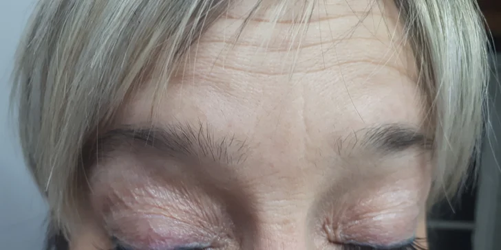 Permanentní make-up očních linek nebo vláskování obočí