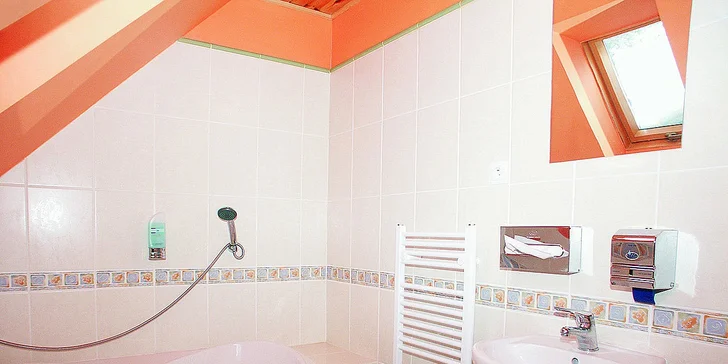 Pobyt ve srubu se snídaní a vstupem do 4* wellness Grand hotelu Permon