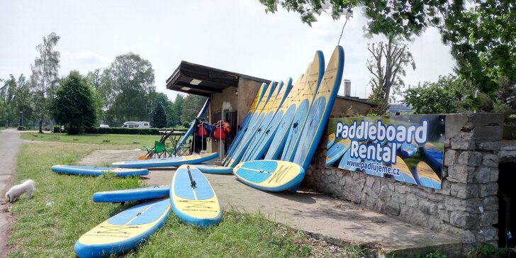 Dopádlujte si na náplavku pro drink: zapůjčení paddleboardu v centru města