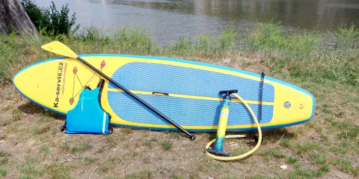 Dopádlujte si na náplavku pro drink: zapůjčení paddleboardu v centru města