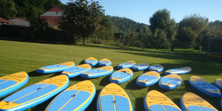 Dopádlujte si na náplavku pro drink: zapůjčení paddleboardu v centru města