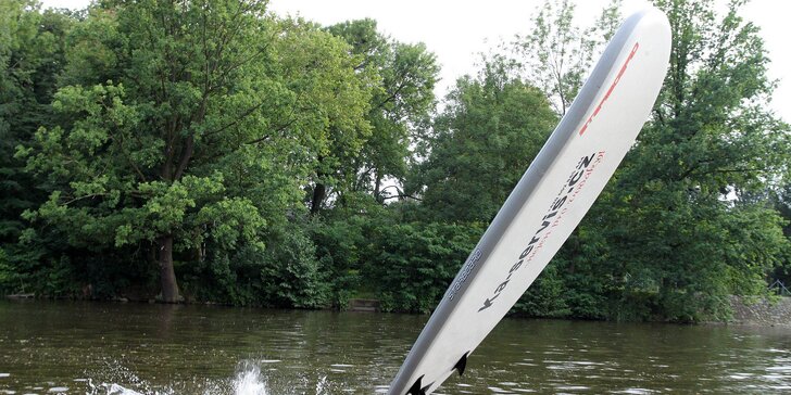 Vyrazte na vodu: zapůjčení paddleboardu na 60 min. pro 1 osobu