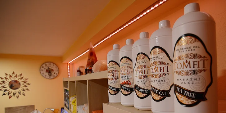 Jemná relaxační aroma masáž s třezalkovým zábalem
