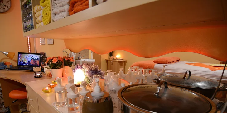 Jemná relaxační aroma masáž s třezalkovým zábalem