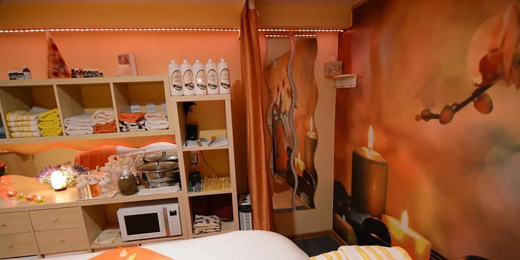 Jemná relaxační aroma masáž s třezalkovým zábalem