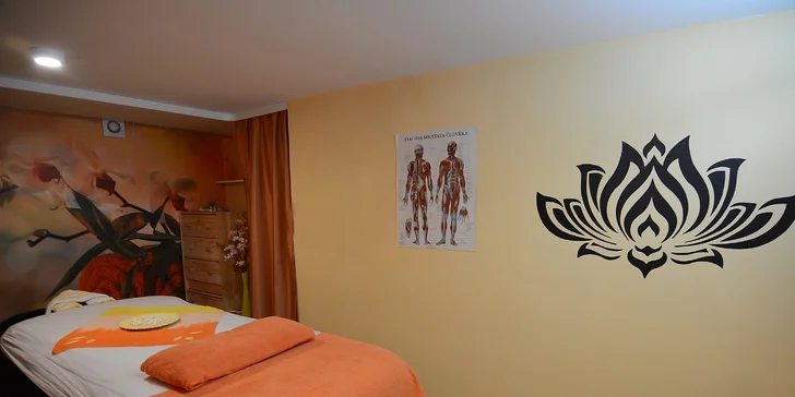 Jemná relaxační aroma masáž s třezalkovým zábalem