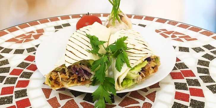 Kuřecí nebo hovězí kebab, zelenina, dresink a nápoj; u Döner boxu i hranolky