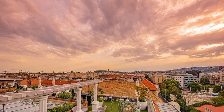 Strešná terasa so Sky Garden barom a panoramatickým výhľadom na Budapešť