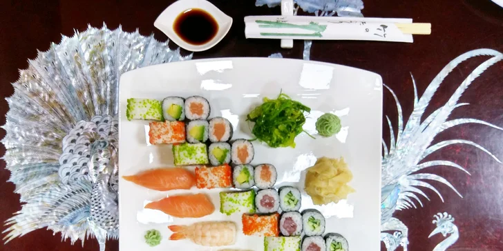 28 či 38 kousků sushi: losos, tuňák i krevety či krab v čerstvých rolkách