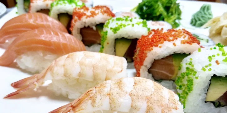 28 či 38 kousků sushi: losos, tuňák i krevety či krab v čerstvých rolkách