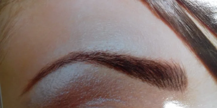 Krásná hned po probuzení: permanentní make-up obočí vláskováním
