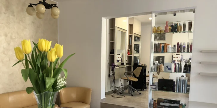 Péče o vlasy: masáž hlavy, ošetřující regenerační kúra, střih a trendy styling