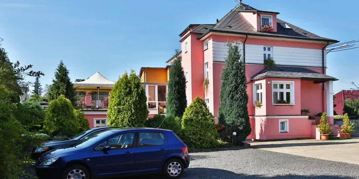 Pobyt v klidné části Karlových Varů: snídaně, velká zahrada a v blízkosti cyklostezky