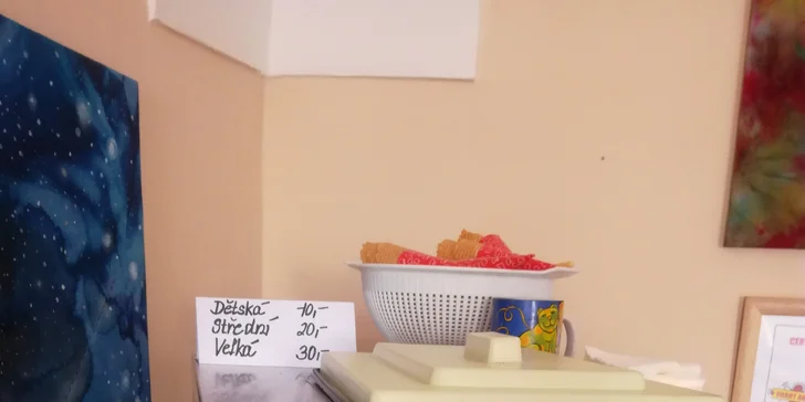 Dvě velké točené zmrzliny ve vaflovém kornoutku: cukrárna v centru města
