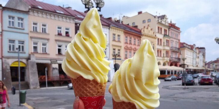 Dvě velké točené zmrzliny ve vaflovém kornoutku: cukrárna v centru města