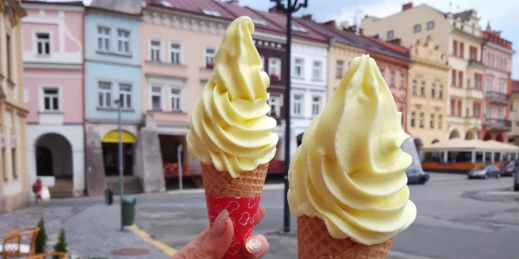 Dvě velké točené zmrzliny ve vaflovém kornoutku: cukrárna v centru města