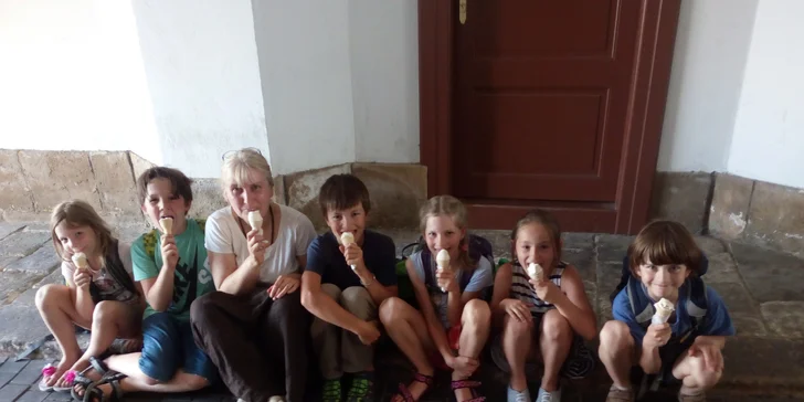 Dvě velké točené zmrzliny ve vaflovém kornoutku: cukrárna v centru města