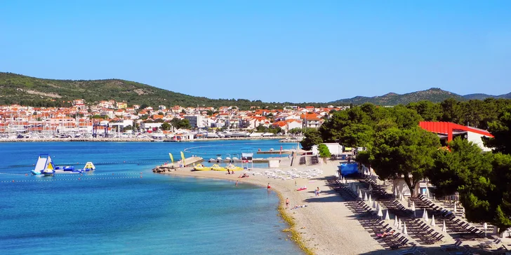 Chorvatská Vodice: soukromá vilka 300 m od pláže a polopenze v hotelu