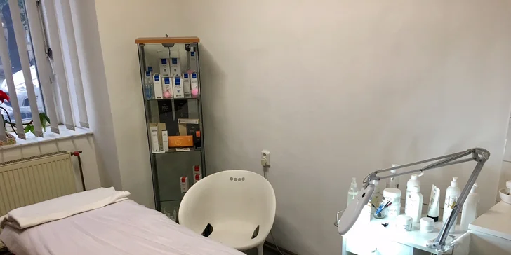 Hloubkové čištění aknózní pleti ultrazvukem včetně aplikace kyselin
