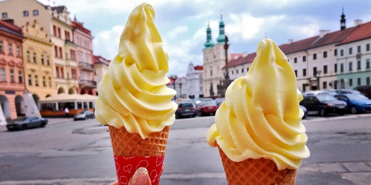 Dvě velké točené zmrzliny ve vaflovém kornoutku: cukrárna v centru města
