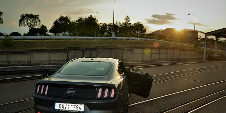 Rozjeďte to v žihadle Ford Mustang GT 5.0 na 15 až 60 minut