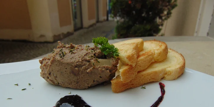 Tříchodové menu pro 2: telecí maminha, francouzská palačinka i džbánek vína