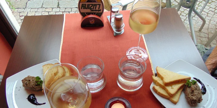Tříchodové menu pro 2: telecí maminha, francouzská palačinka i džbánek vína