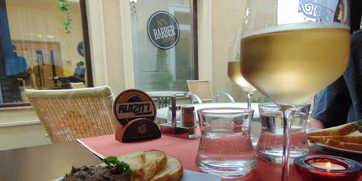 Tříchodové menu pro 2: telecí maminha, francouzská palačinka i džbánek vína