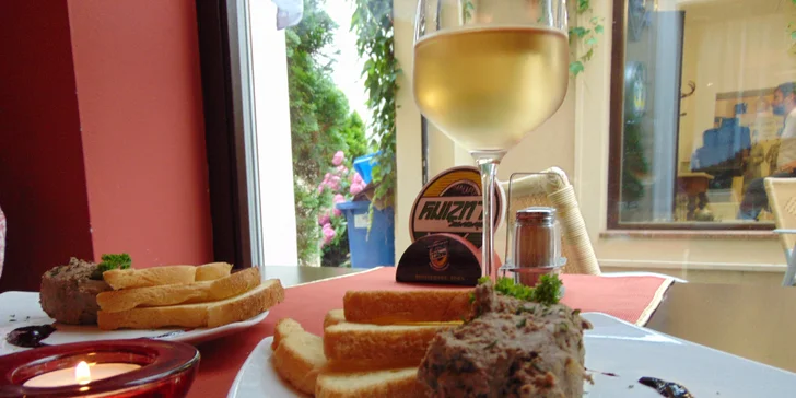 Tříchodové menu pro 2: telecí maminha, francouzská palačinka i džbánek vína