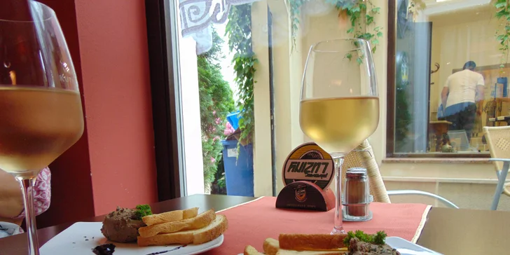 Tříchodové menu pro 2: telecí maminha, francouzská palačinka i džbánek vína