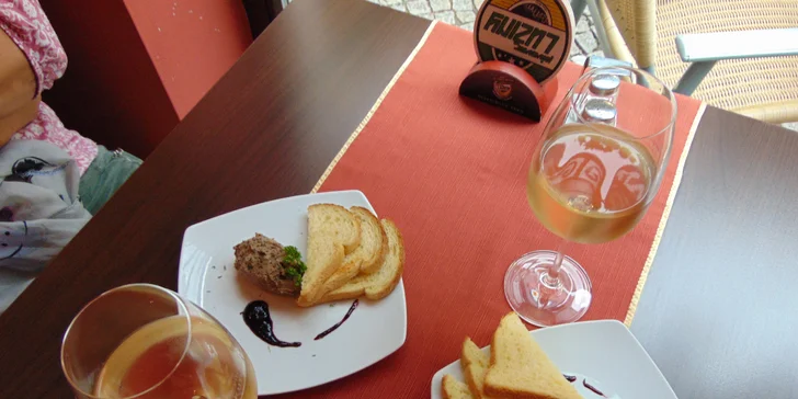 Tříchodové menu pro 2: telecí maminha, francouzská palačinka i džbánek vína