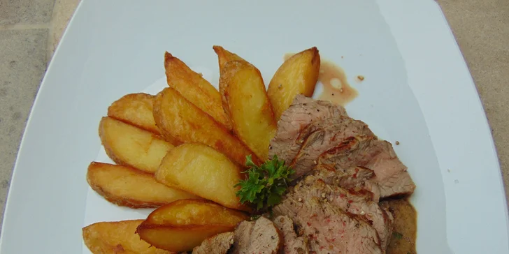 Tříchodové menu pro 2: telecí maminha, francouzská palačinka i džbánek vína