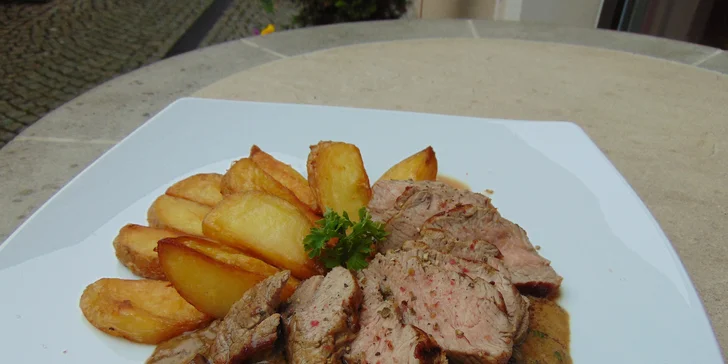 Tříchodové menu pro 2: telecí maminha, francouzská palačinka i džbánek vína