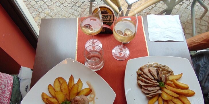Tříchodové menu pro 2: telecí maminha, francouzská palačinka i džbánek vína