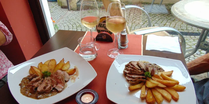 Tříchodové menu pro 2: telecí maminha, francouzská palačinka i džbánek vína