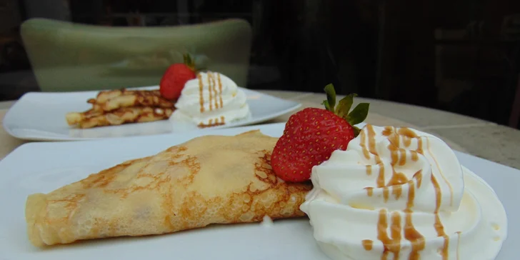 Tříchodové menu pro 2: telecí maminha, francouzská palačinka i džbánek vína