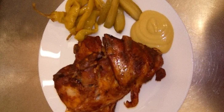 Masové potěšení: 500 g vepřových žebírek s pečivem i okurkou