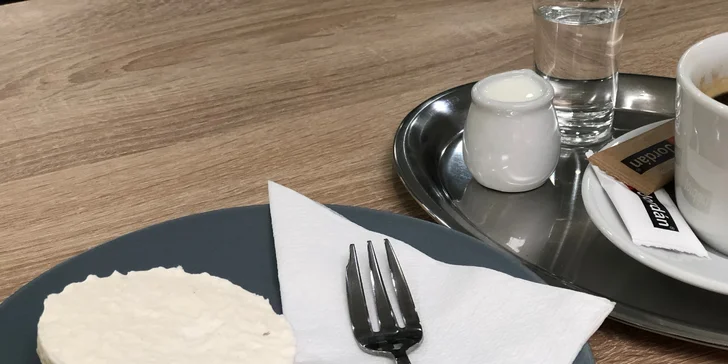 Zákusek a káva podle výběru: frappé, cappuccino nebo espresso