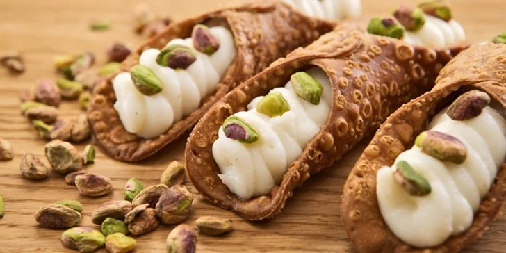 Italská plněná trubička cannoli a horký nápoj dle výběru
