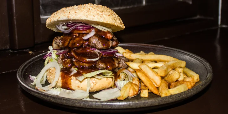 Obří dvojitý burger v domácí housce i s hranolky pro jednoho či pro dva