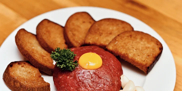 Poctivý 300/500g hovězí tatarák a vydatná porce topinek – varianty i s pivem