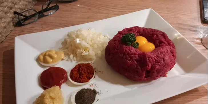 Tatarák dle vaší chuti: 300 nebo 600 g, ingredience na dochucení a topinky