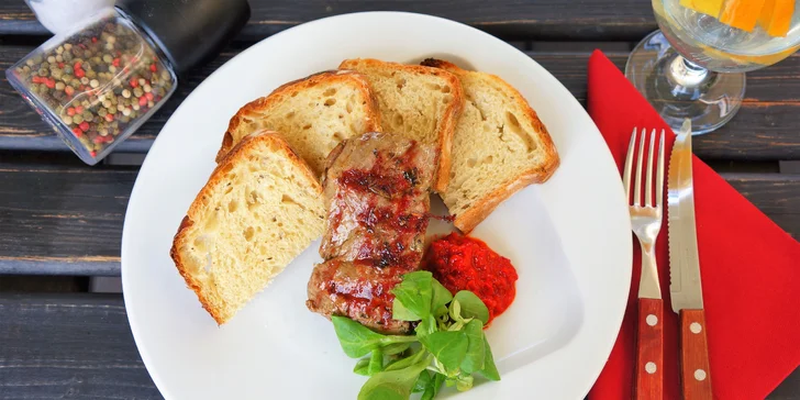 Grilovaný flank steak s jemně pikantní omáčkou z pečených paprik a chléb