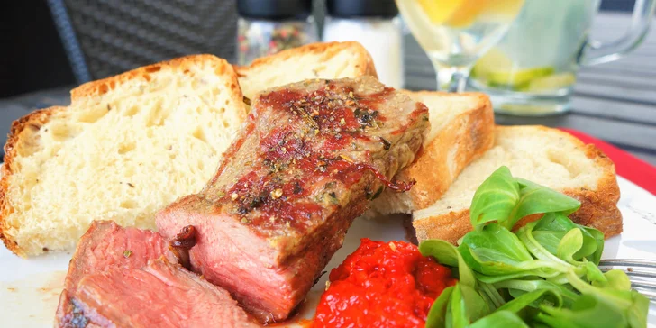 Grilovaný flank steak s jemně pikantní omáčkou z pečených paprik a chléb