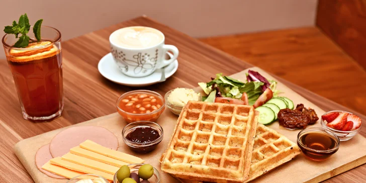 Vaflový brunch na Vinohradech: výběr ze 3 verzí s kávou a domácí limčou