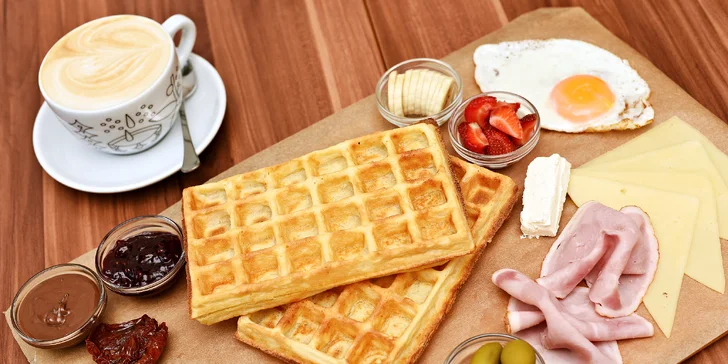 Vaflový brunch na Vinohradech: výběr ze 3 verzí s kávou a domácí limčou