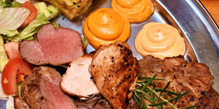 Masové menu pro dva: hovězí flank steak, krkovice, panenka i kuřecí prsa